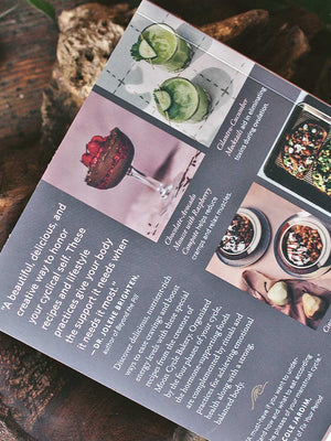 The Moon Cycle Cookbook - A Holistic Nutrition Guide for a Well-Balanced Menstrual Cycle