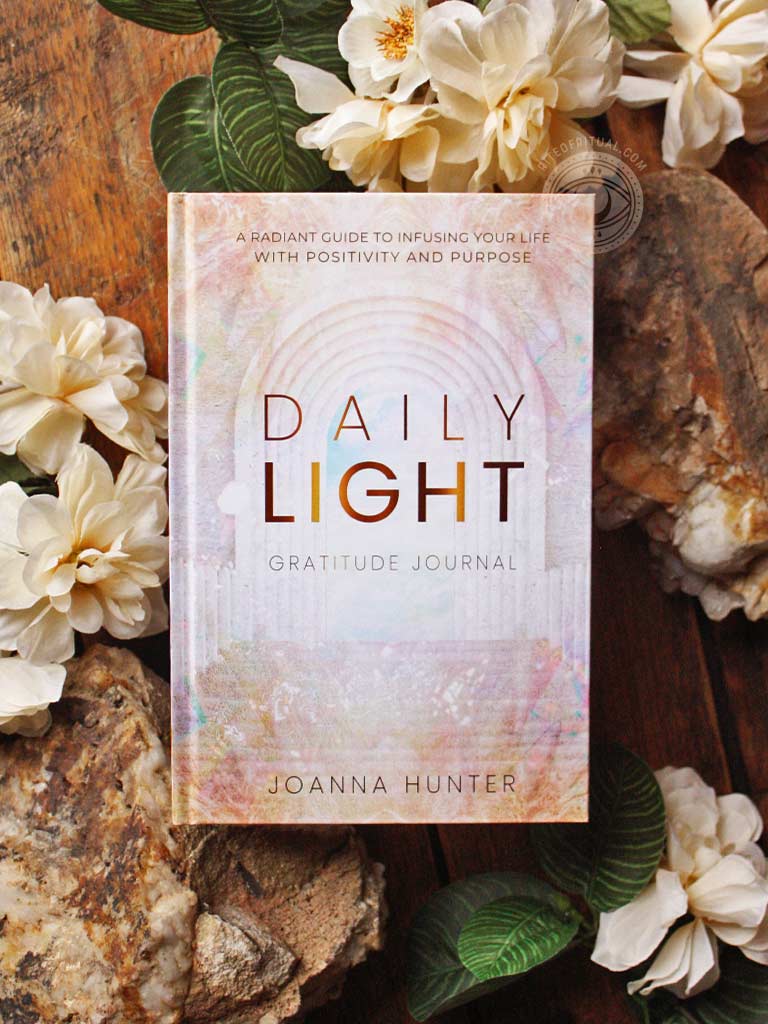 Daily Light Gratitude Journal - A Radiant Guide to Infusing Your Life with Positivity and Purpose