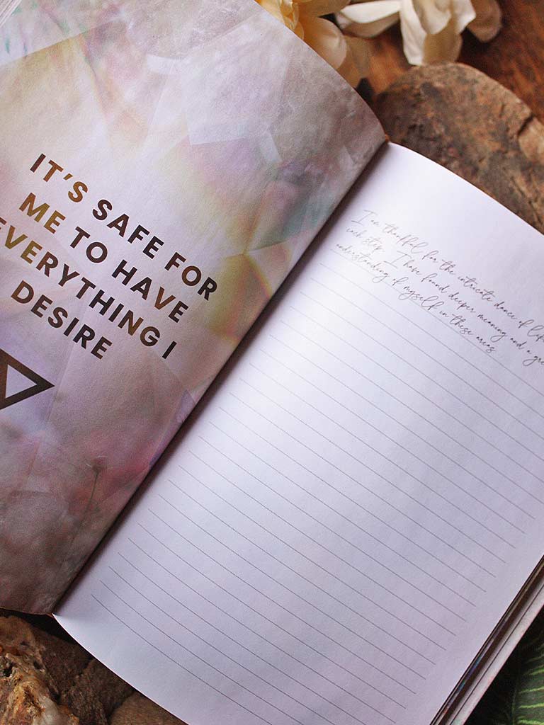 Daily Light Gratitude Journal - A Radiant Guide to Infusing Your Life with Positivity and Purpose