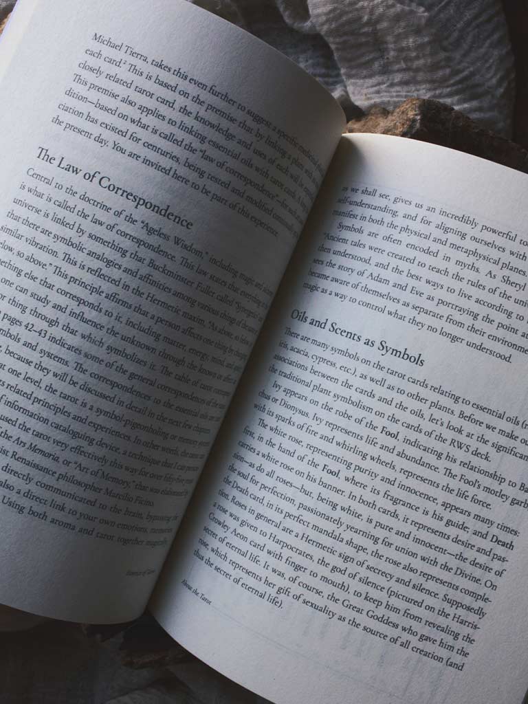 Essence of Tarot - Using Essential Oils, Magic, and Rituals to Empower Your Readings