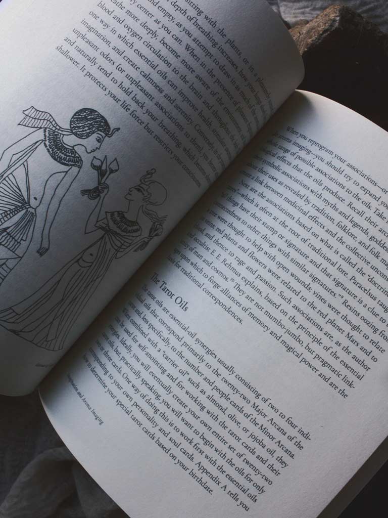 Essence of Tarot - Using Essential Oils, Magic, and Rituals to Empower Your Readings