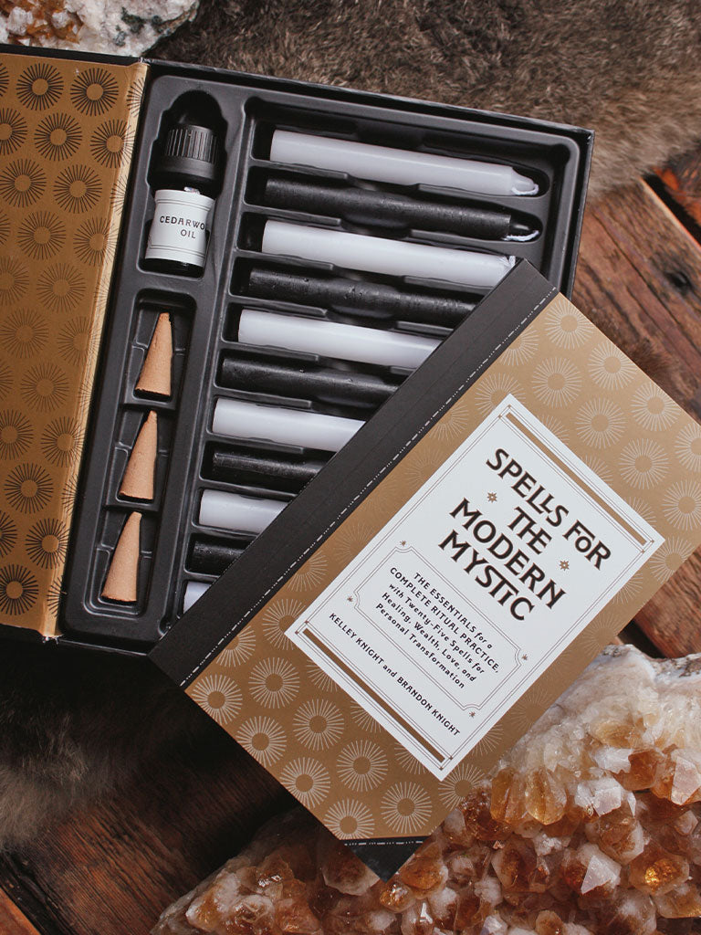 Spells for the Modern Mystic - A Ritual Guidebook and Spell-Casting Kit