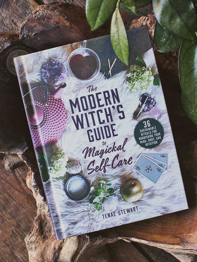The Modern Witch's Guide to Magickal Self-Care - 36 Sustainable Rituals for Nourishing Your Mind, Body, and Intuition